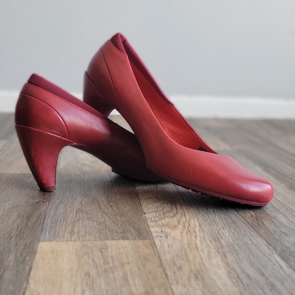 Tsubo Dufay Red Sin Leather Pumps size 10 Curved Heels